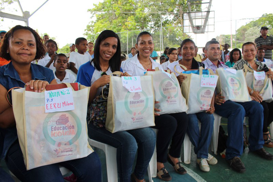 Gobernación de Miranda entrega bolsos viajeros