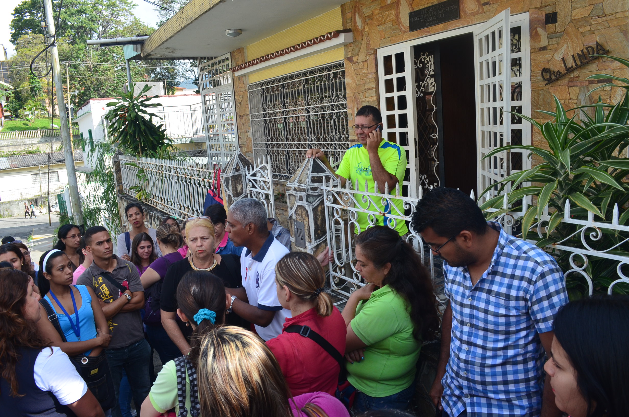 Docentes reclaman pago de deudas al Ejecutivo Regional