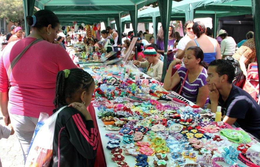 Feria de Venta de Productos Artesanales” en el Bulevar de Sabana Grande
