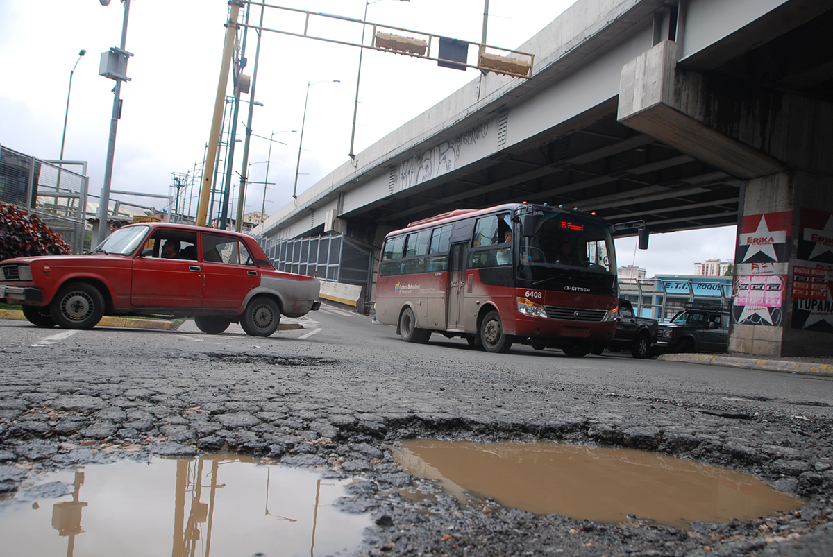 Hueco en estación Alí Primera causa estragos