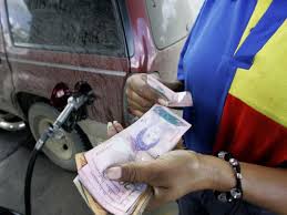 Insisten en subir precio de combustible