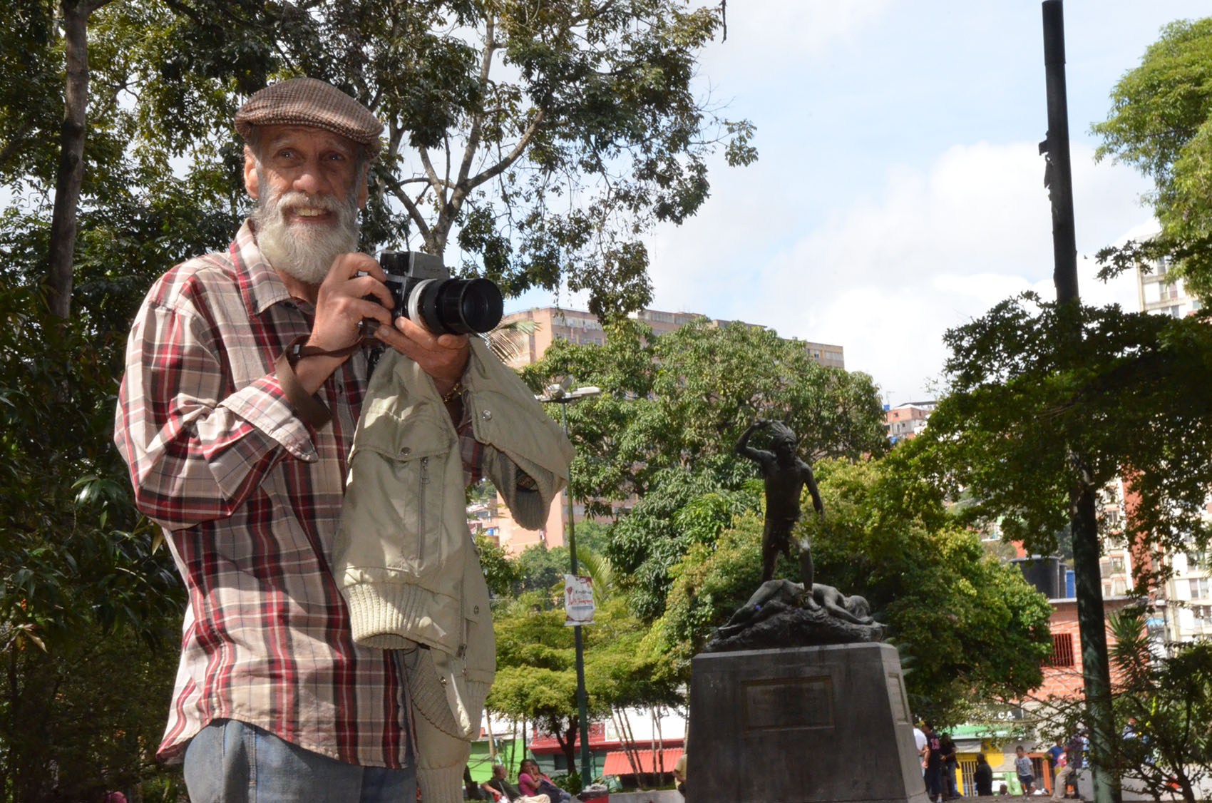 Estoques y fotografías marcan la historia de Leopoldo Olivares