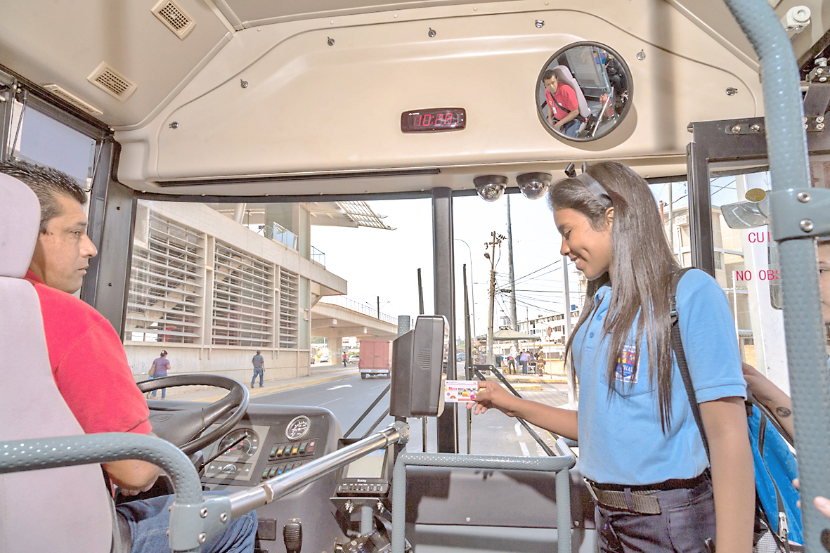 Transportistas y estudiantes exigen subsidio del pasaje