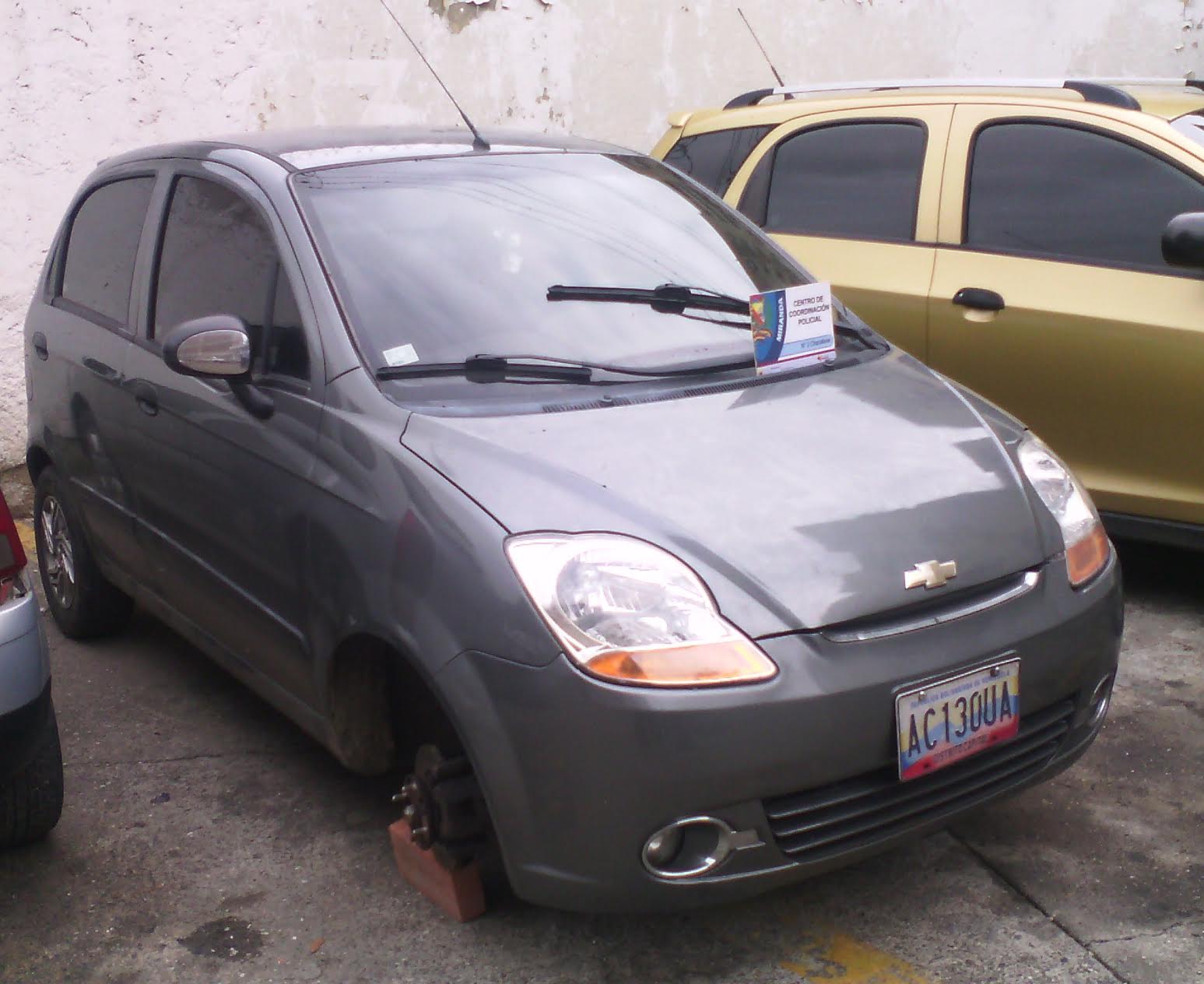 Hallan dos carros requeridos por la justicia
