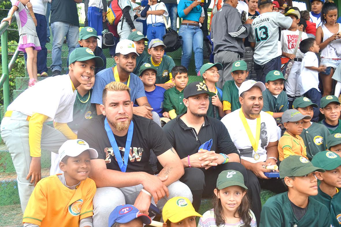 Jugadores de Tiburones de La Guaira dieron clínica de beisbol a divisas de Criollitos de Carrizal