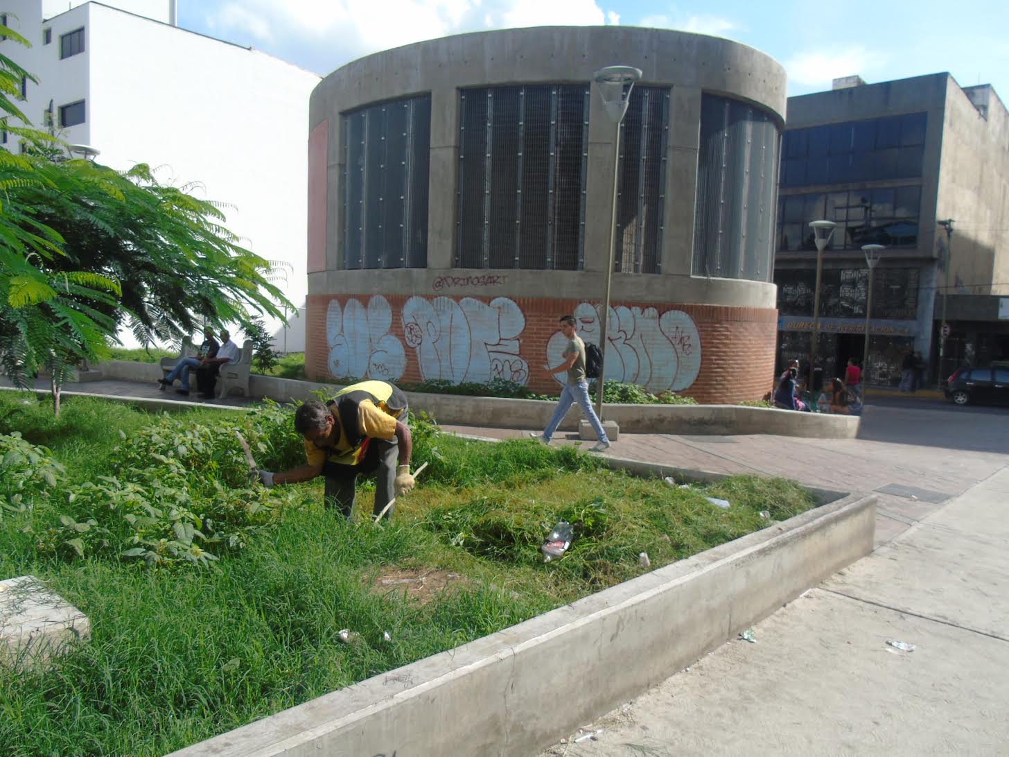 Equipo “Yo Sí Cambio” desmalezó áreas de la estación del Metro Guaicaipuro