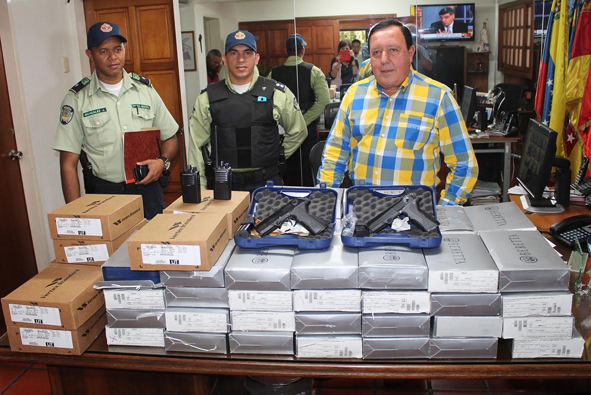 Alcalde Rodríguez entregó dotación de armas de fuego, chalecos y radios a Policarrizal