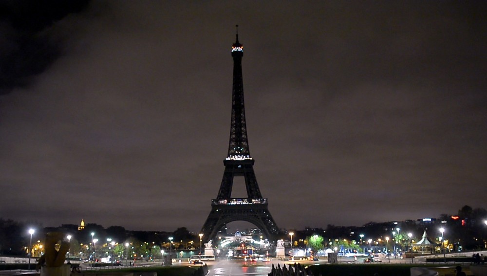 La torre Eiffel se queda a oscuras en apoyo a los habitantes de Alepo