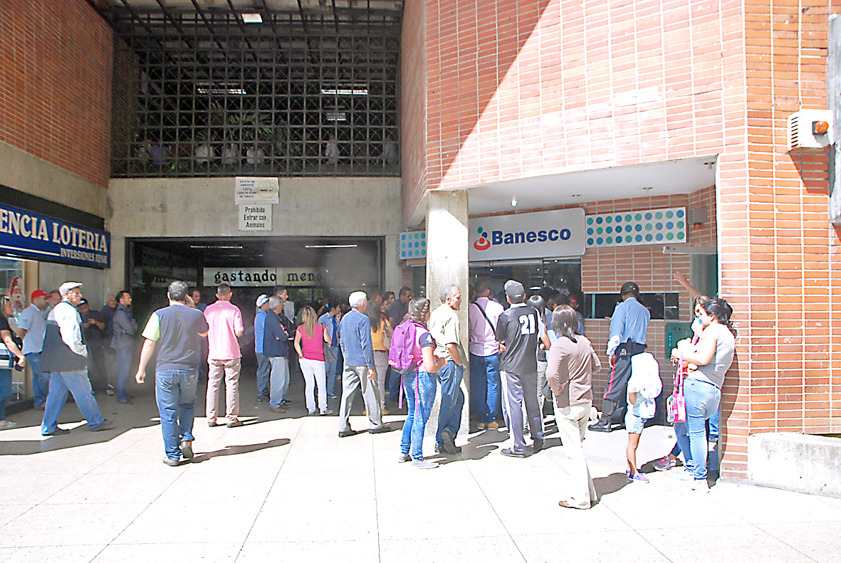 Bancos colapsaron por canje de billetes