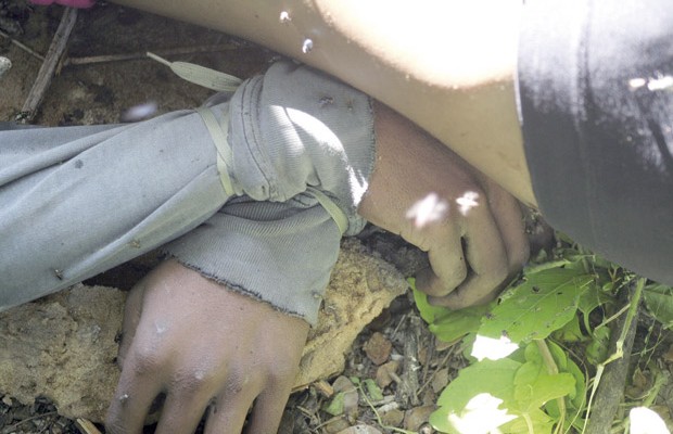 Hallan dos cadáveres maniatados y tiroteados