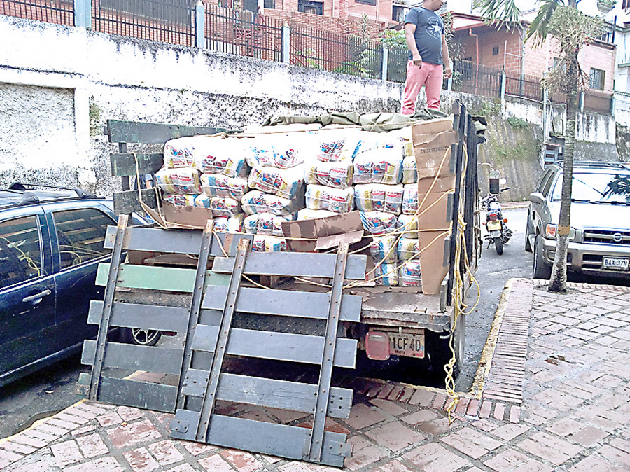 Retienen camión cargado de arroz de dudosa procedencia