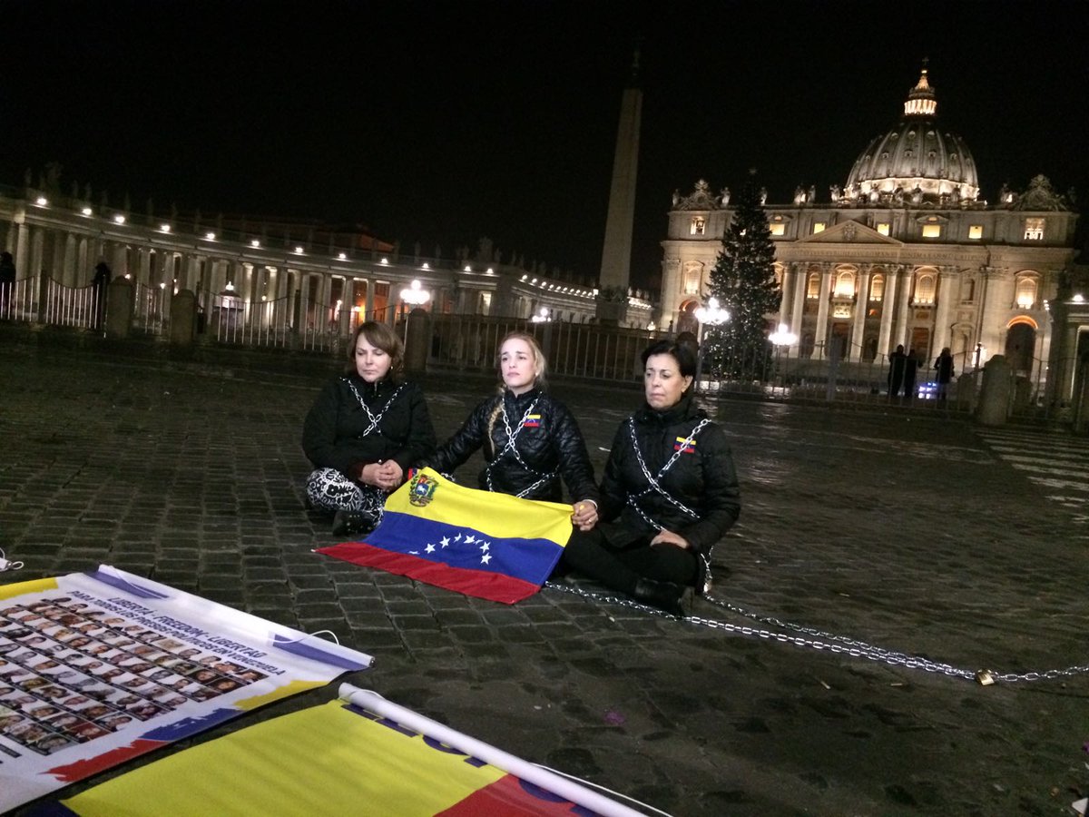 Mitzy de Ledezma, Lilian Tintori y Antonieta de López se encadenan frente al Vaticano