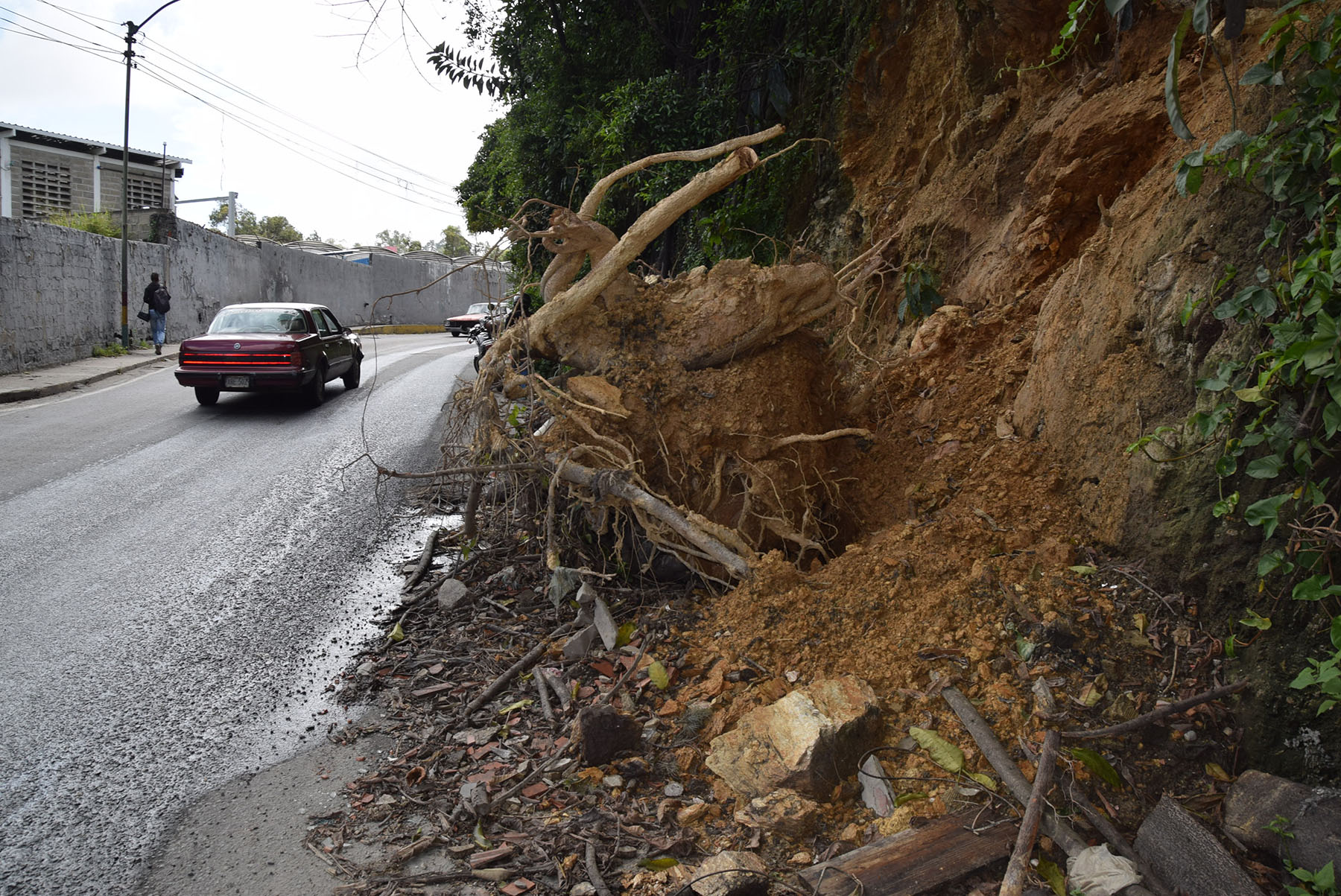 Deslizamiento amenaza con colapsar la carretera vieja