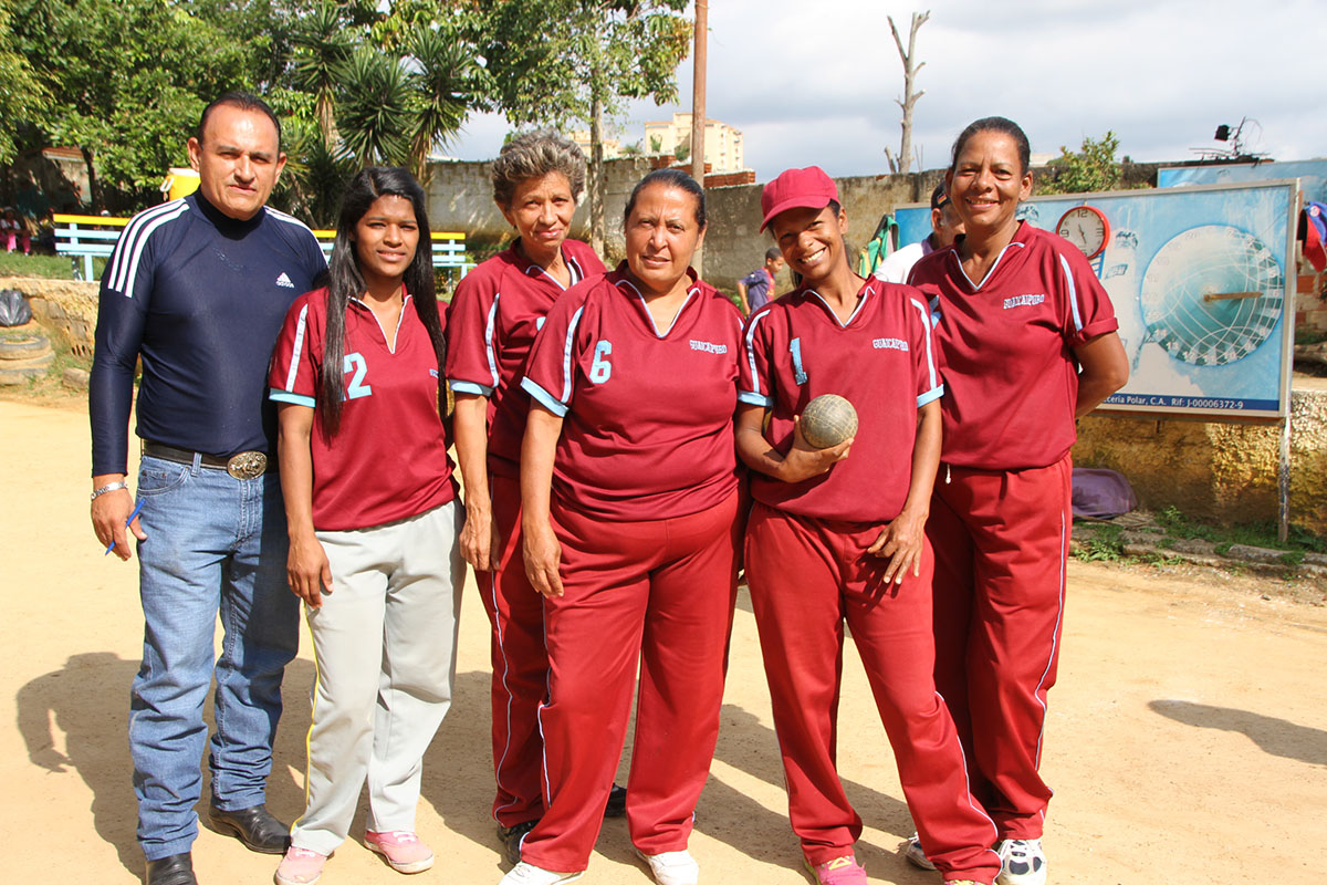 Conductoras cargaron con la copa Mantenimiento de bolas criollas 2016