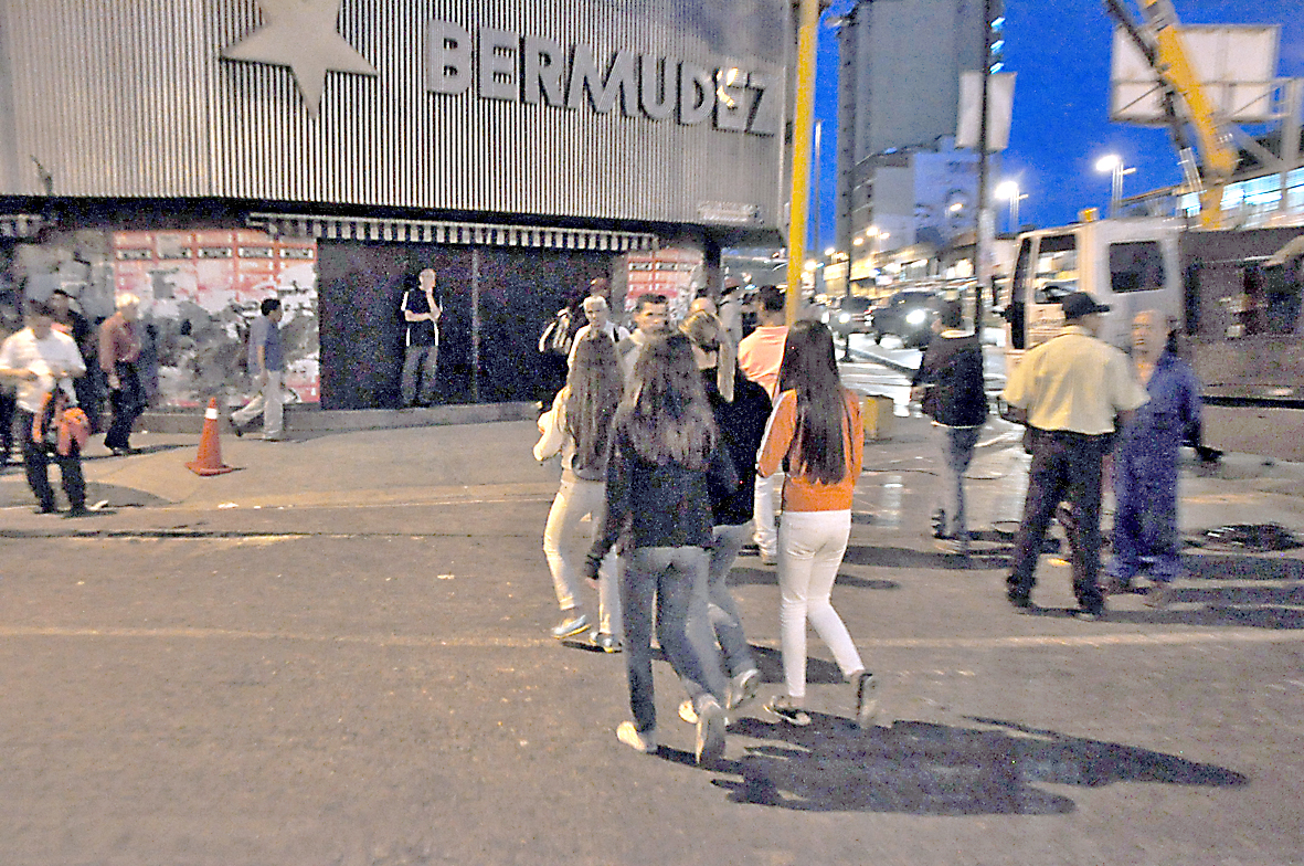 Prohiben permanencia de menores en la calle después de las 7:00 pm