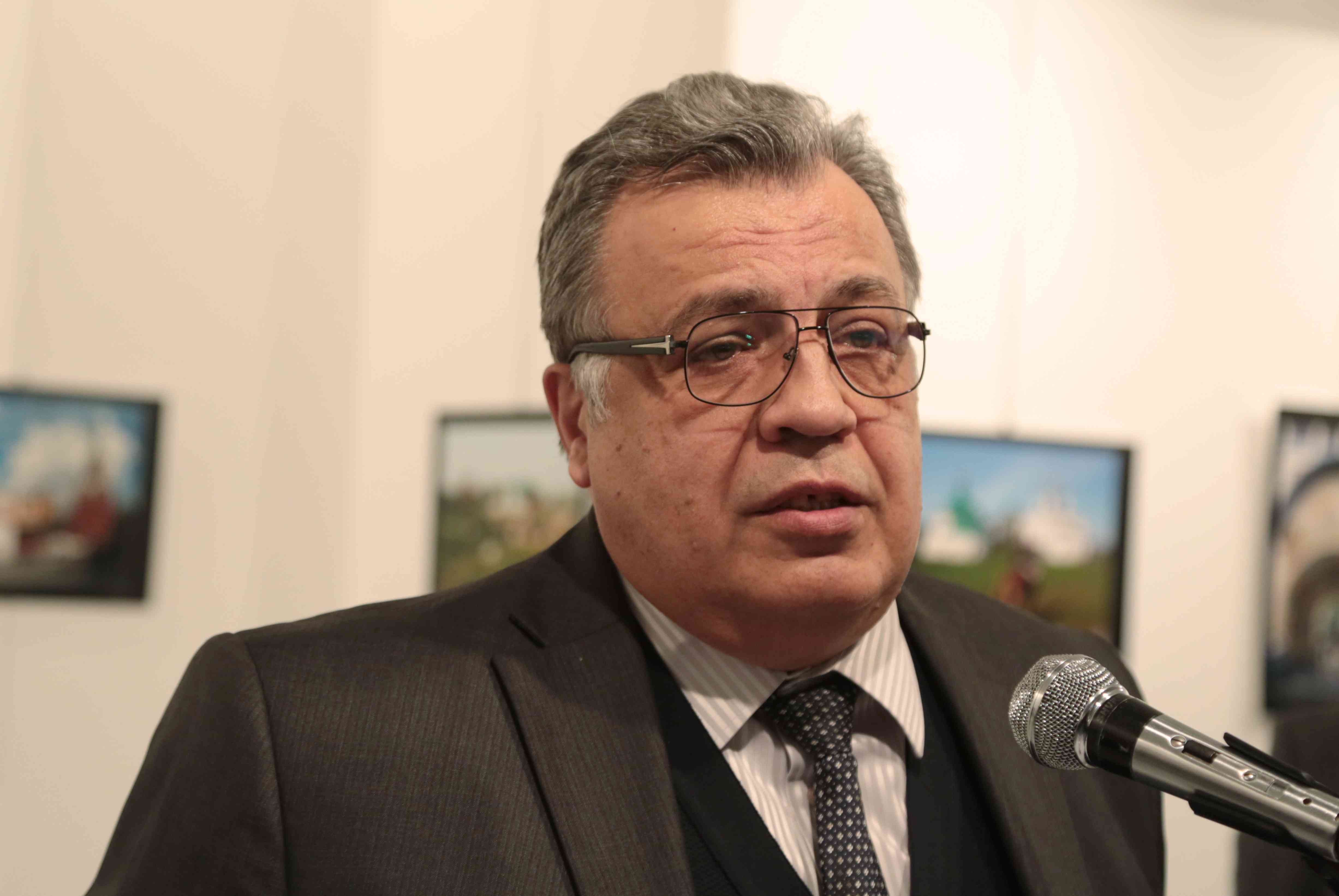 Murió en ataque embajador de Rusia en Turquía