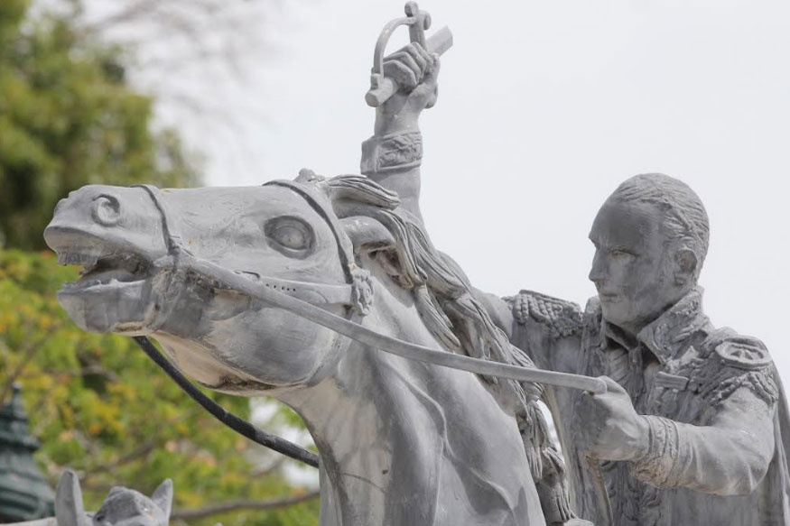 Delincuentes roban espadas a estatuas de los próceres en plazas de Maracaibo