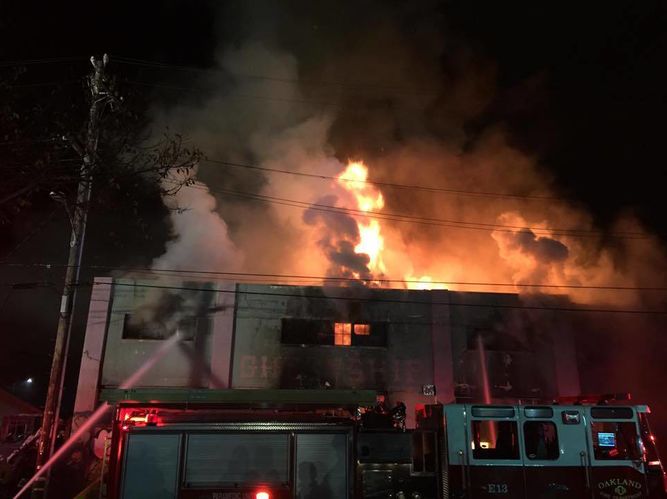Ya son al menos 36 los muertos por el incendio en una fiesta en Oakland