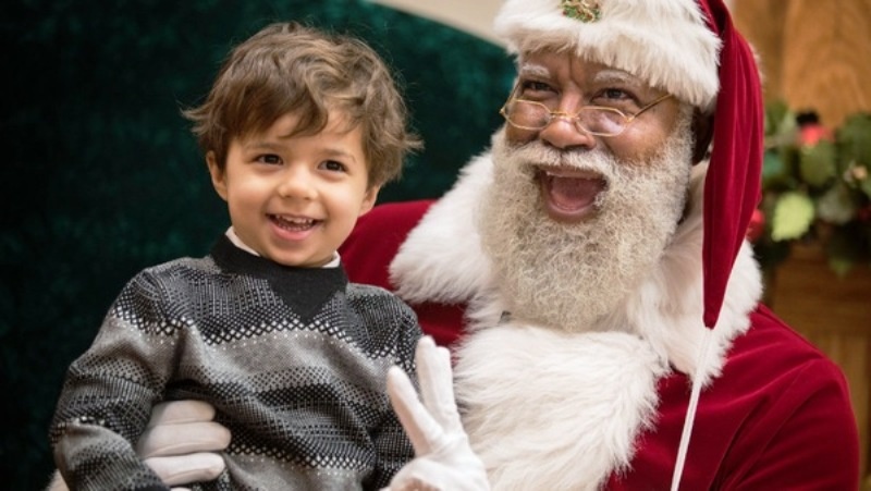 Tienda contrata por primera vez a un Santa Claus negro