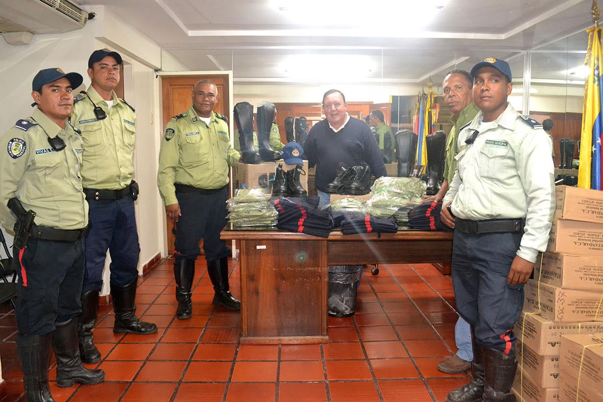 Policarrizal recibió dotación de uniformes de la mano del alcalde Rodríguez