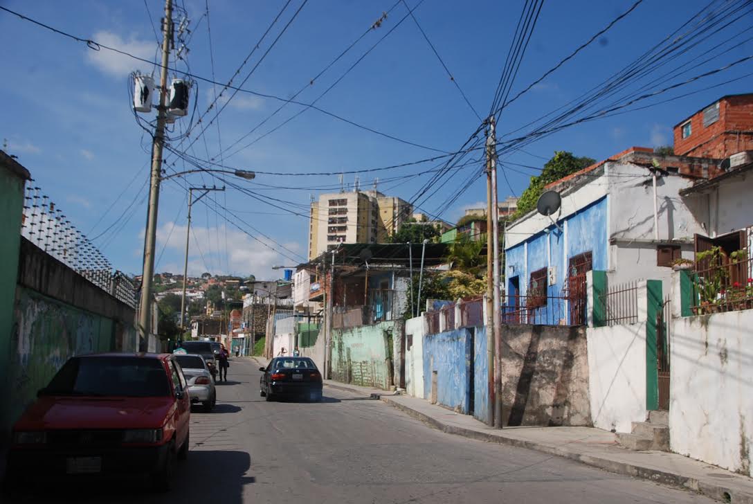 Postes están de adorno en la calle Páez