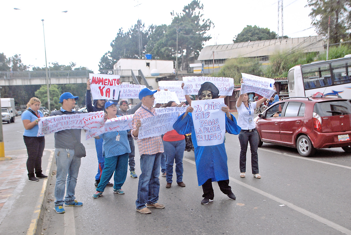Protestaron empleados de la Uptamca