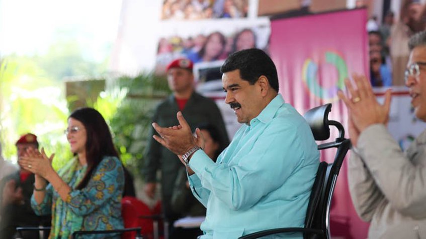 Maduro promete entregar este año el 100% de la titularidad de cargos a educadores