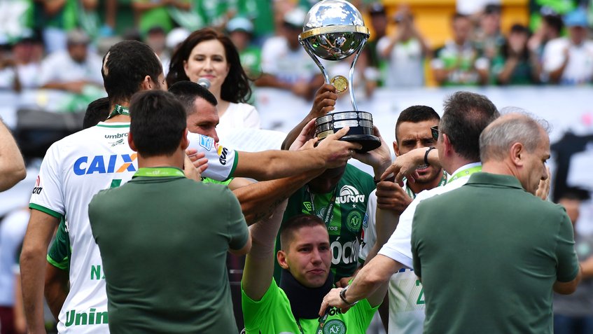 Los tres sobrevivientes del Chapecoense alzan la Copa Sudamericana