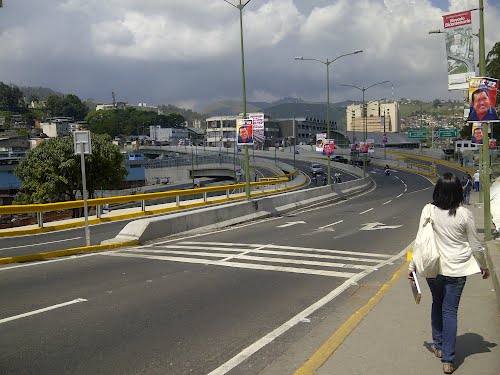 Piden alumbrado debajo del elevado de la Bicentenario