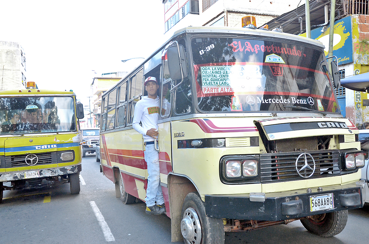 Autobuseros comenzarán hoy a cobrar el pasaje a Bs. 100