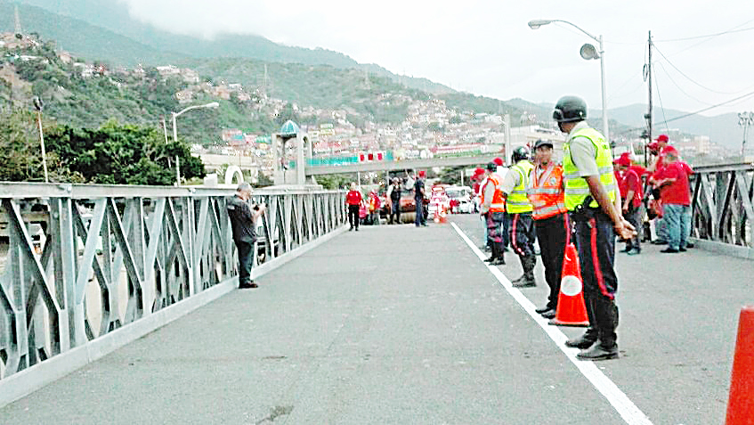 Activan paso vehicular en el puente provisional de Guanape