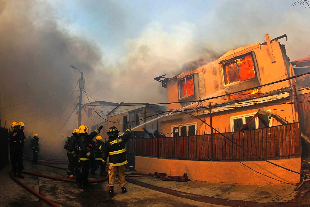 Voraz incendio en Chile, afecta 100 viviendas y deja al menos 19 heridos