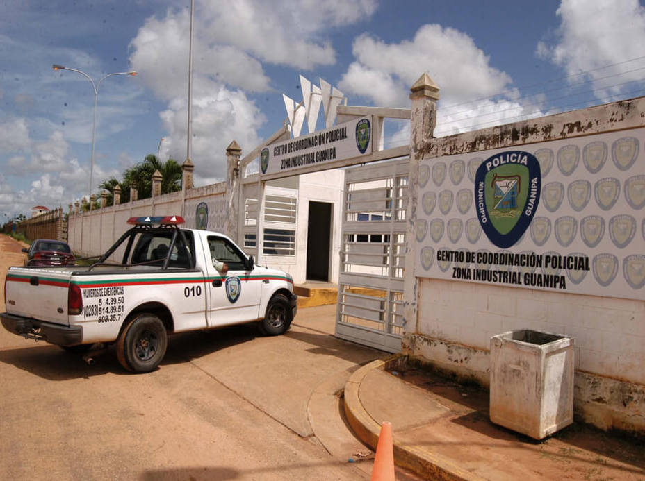 Matan a dos policías para robarles las armas