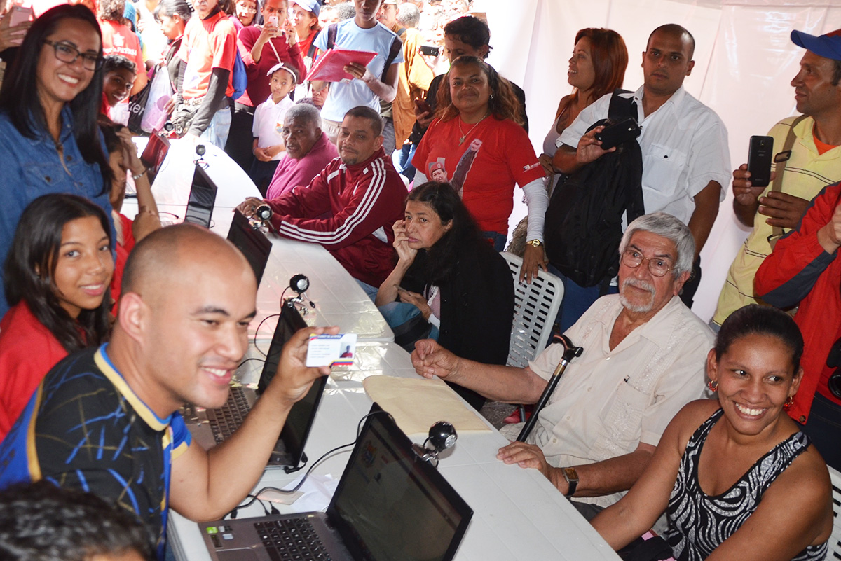 Un gentío sacó su Carnet de la Patria