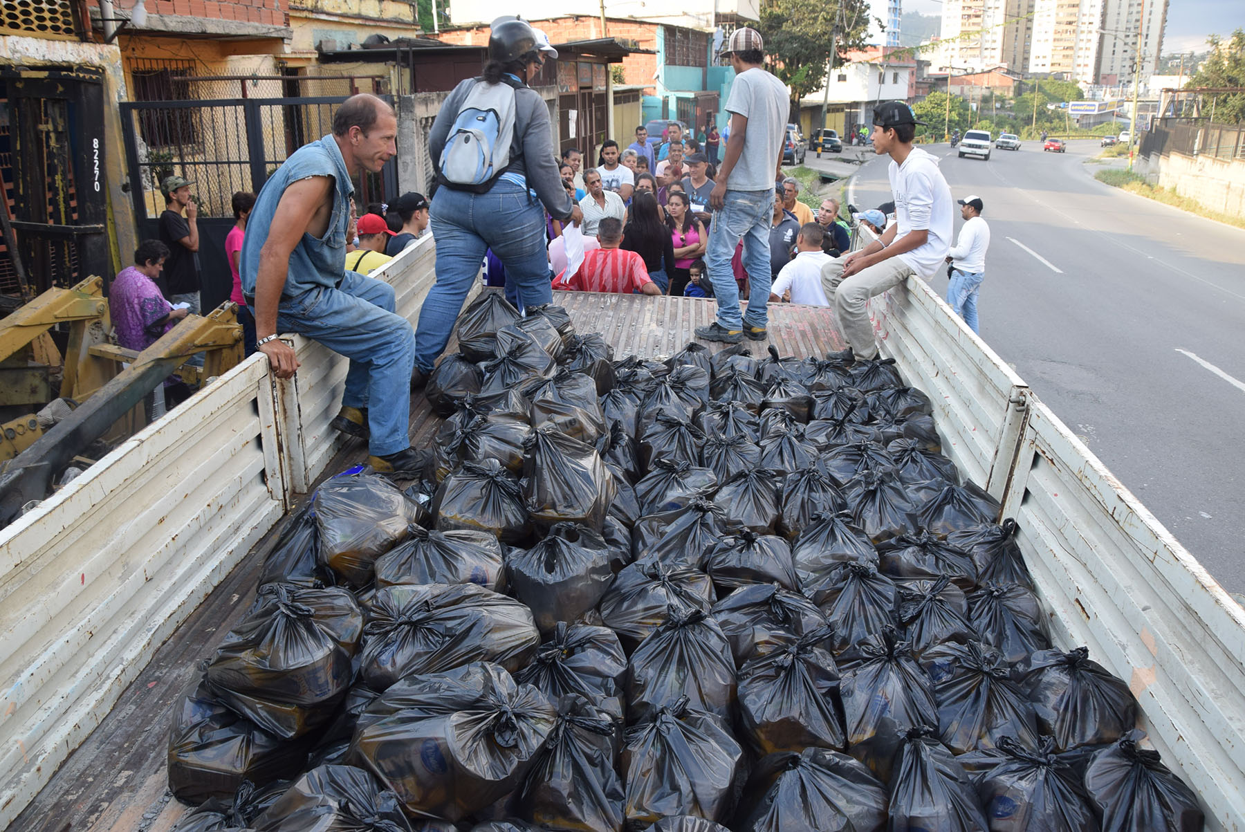 Familias esperan su primera bolsa del CLAP
