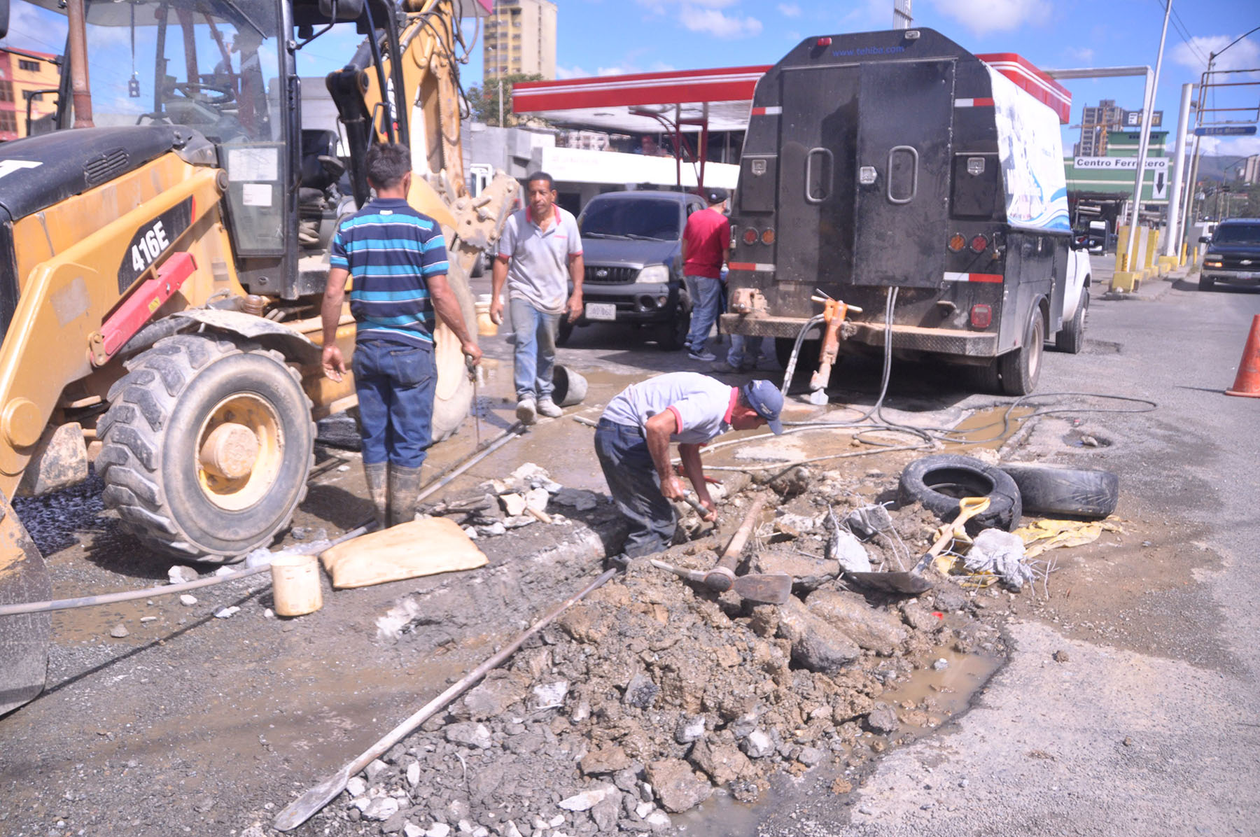 Hidrocapital repara un conducto de agua en la Panamericana