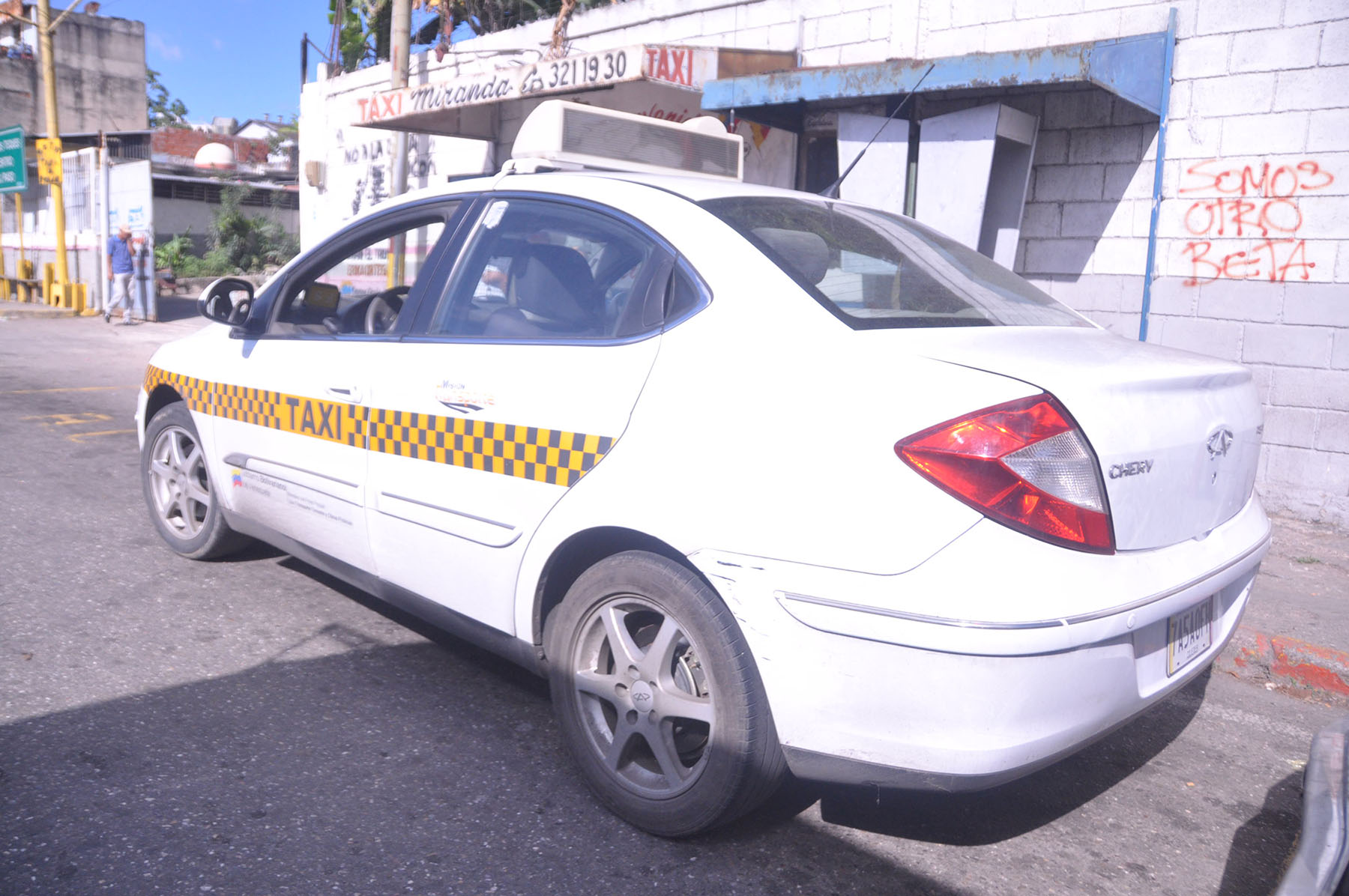 Taxistas evalúan aumento