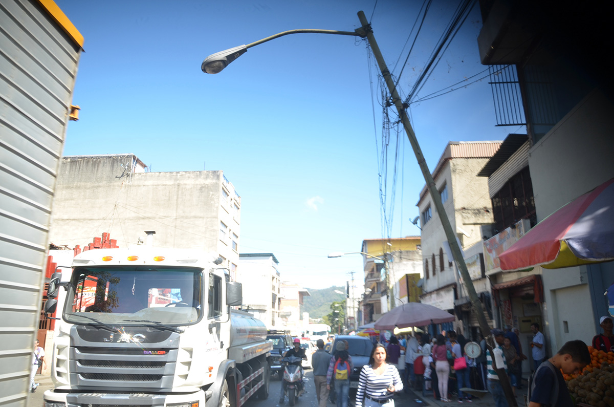 Poste de la Calle Miquilén a punto de desplomarse