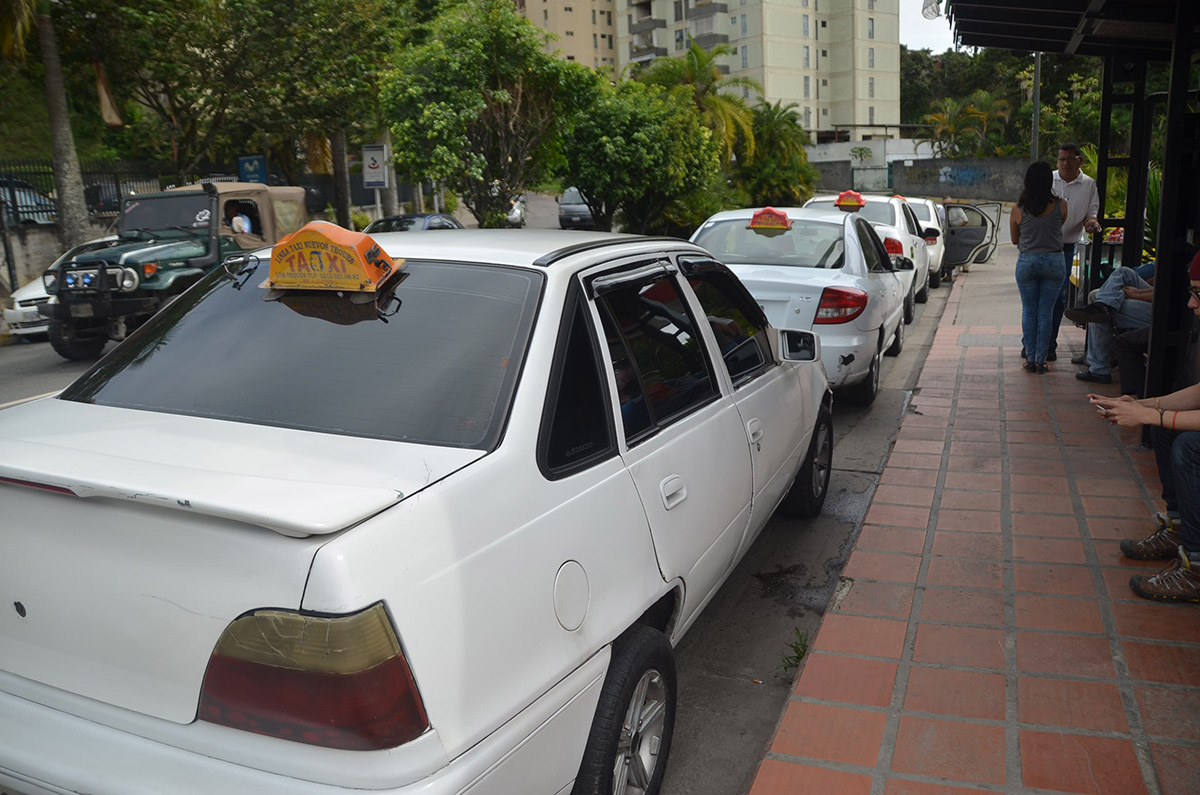 Taxistas amenazan con aumentar las tarifas