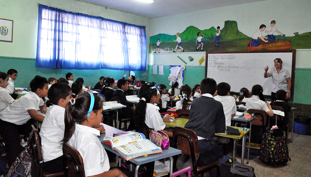 Estudiantes retornan hoy a las aulas