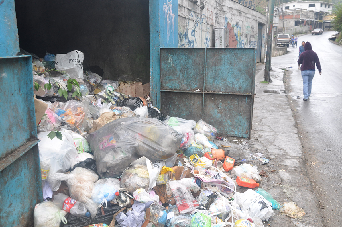 Reina la basura en la vía principal de Carrizal