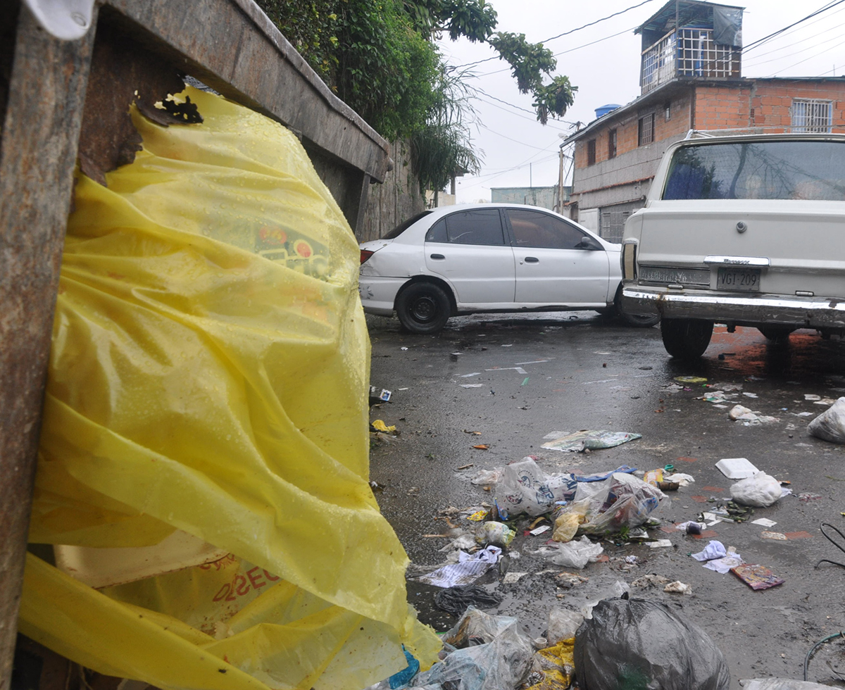 Calle El Estanque está repleta de desperdicios