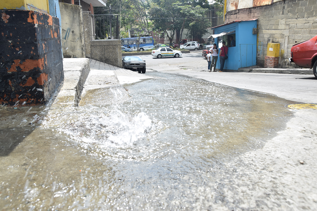 Derramamiento de agua en el callejón Los Mangos