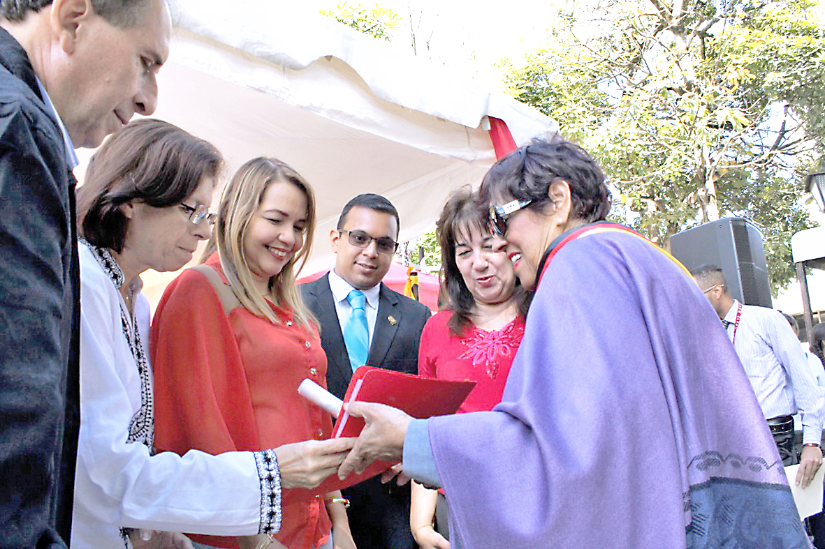 Condecoraciones a educadores en la plaza Bolívar