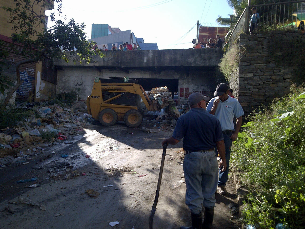 Obreros de Serviguaicaipuro realizaron una jornada especial de saneamiento ambiental, en la calle Negro Primero.