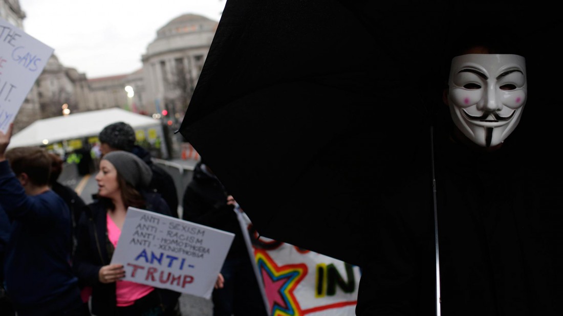 Choques entre manifestantes anti Trump y la policía en Washington