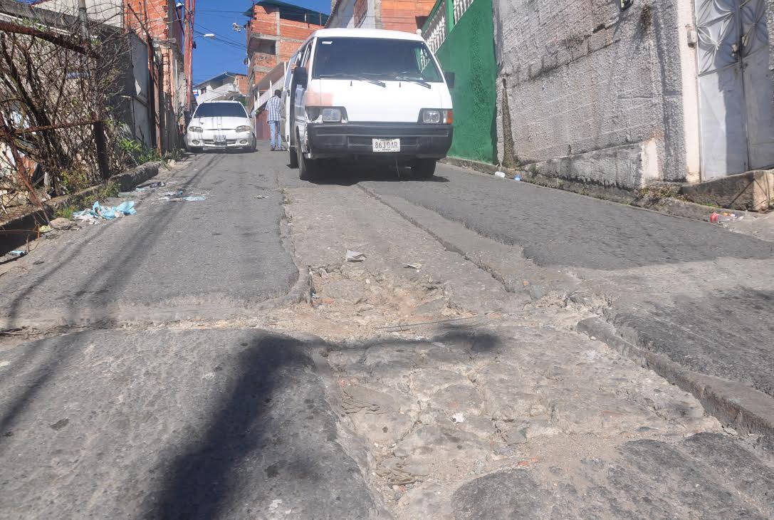 Calle Aldebarán hundida en aguas negras