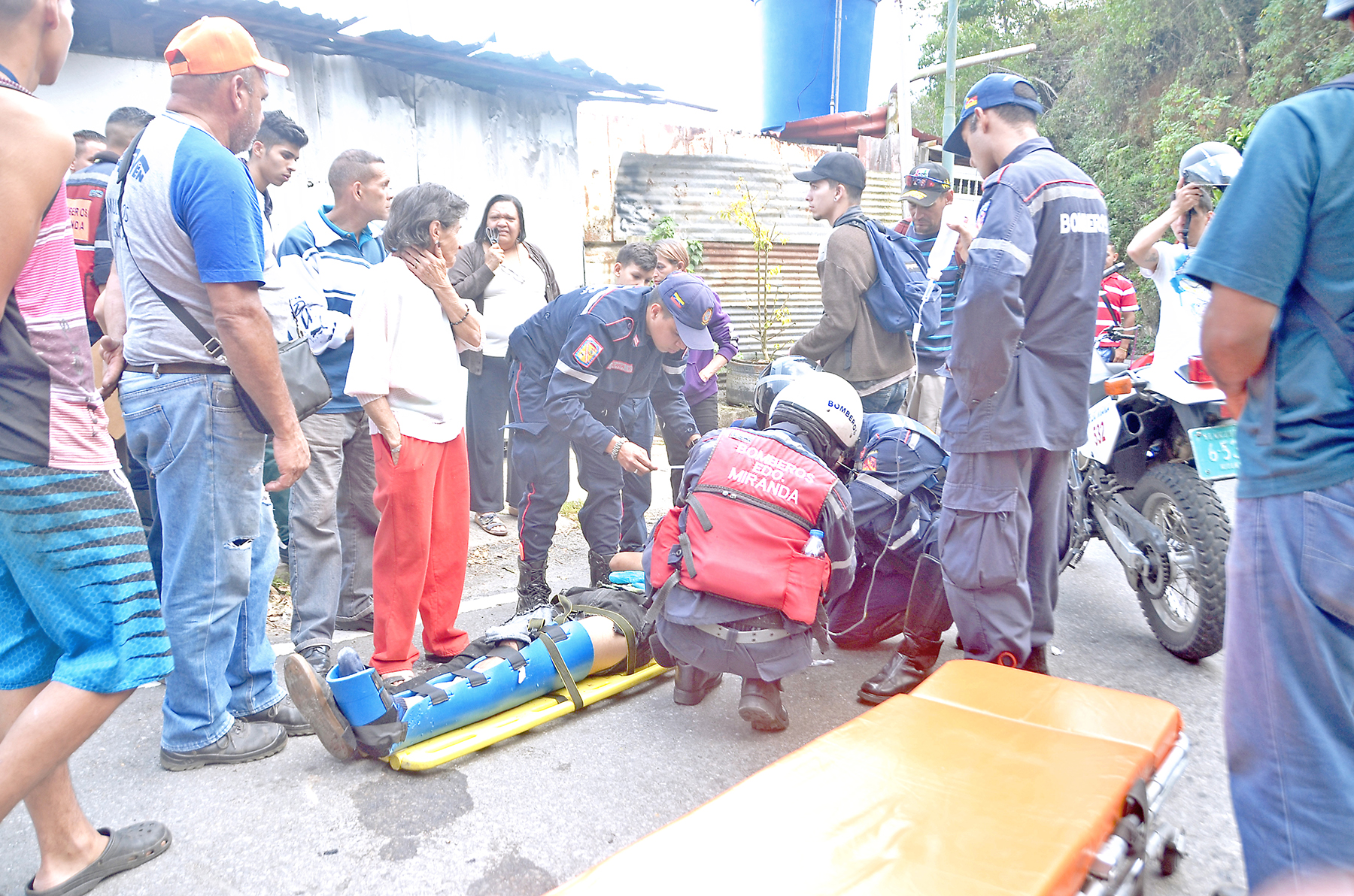 Motorizado cae en Los Barriales por exceso de velocidad