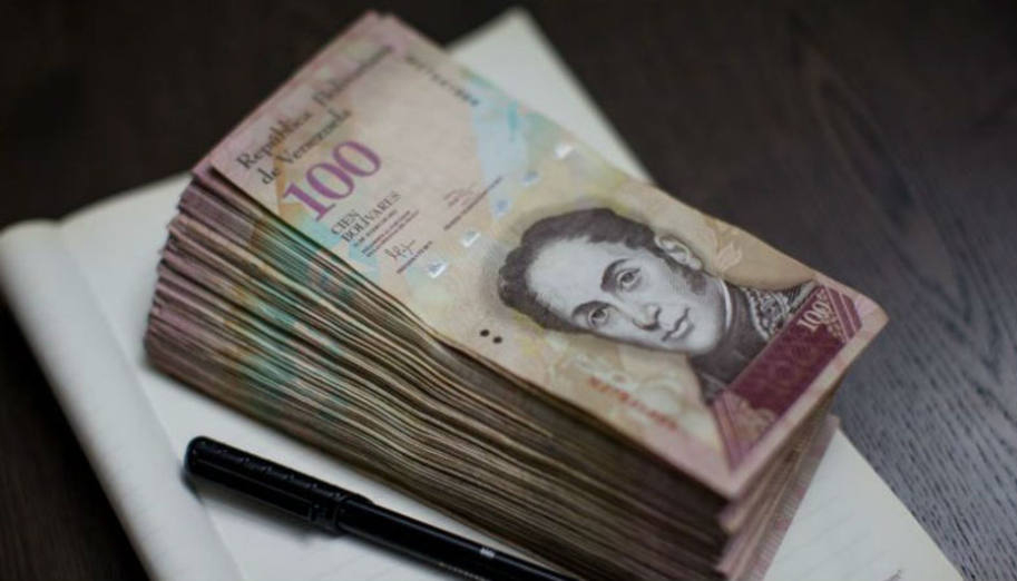 Gobierno prorroga por un mes más circulación de los billetes de 100 Bs