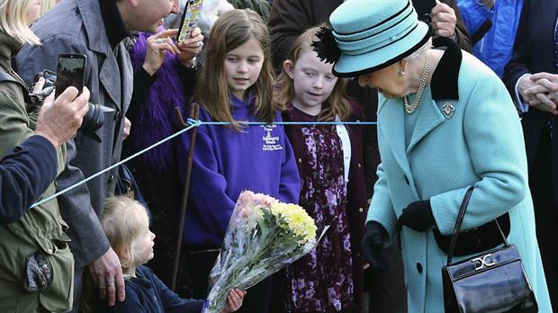 Récord para la reina Isabel II, quien celebra sus 65 años en el trono inglés